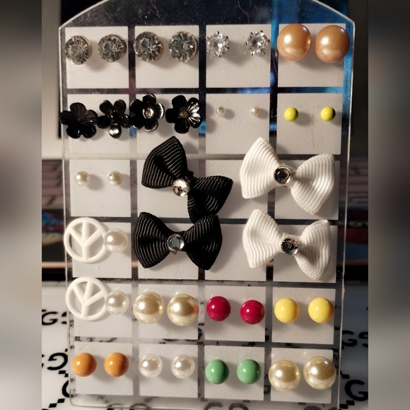 GUC 20 sets of pierced earrings. Different colors &‎ styles. Stand included - Picture 1 of 4
